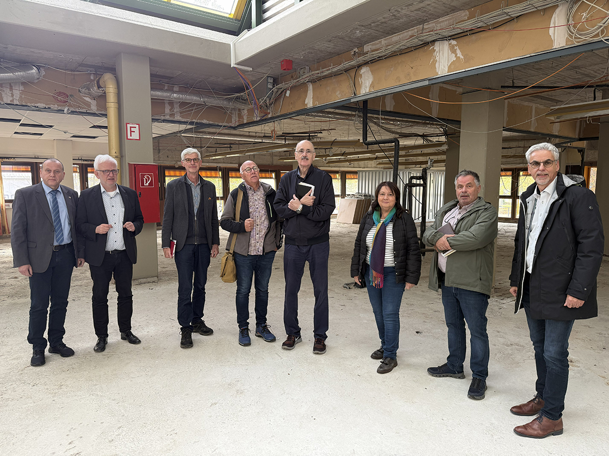 Schulleiter Dr. Klaus Müller (2. Von links) und Erich Seul vom Schulträger Kreis Ahrweiler (rechts)